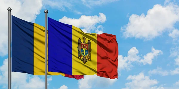 Ciad e Moldavia sventolano nel vento contro il bianco cielo blu nuvoloso insieme. Concetto di diplomazia, relazioni internazionali . — Foto Stock