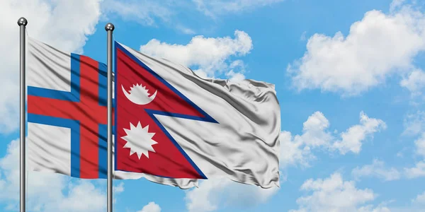 Faroe Adaları ve Nepal bayrağı birlikte beyaz bulutlu mavi gökyüzüne karşı rüzgarda sallayarak. Diplomasi kavramı, uluslararası ilişkiler. — Stok fotoğraf