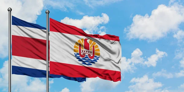 Коста-Ріка і Французької Полінезії прапор розмахуючи в вітру проти білого хмарного синього неба разом. Концепція дипломатії, міжнародні відносини. — стокове фото