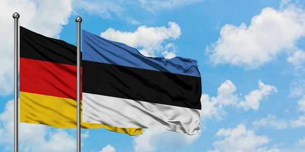 Németország és Észtország zászló integetett a szél ellen, fehér felhős kék ég együtt. Diplomáciai koncepció, nemzetközi kapcsolatok. — Stock Fotó