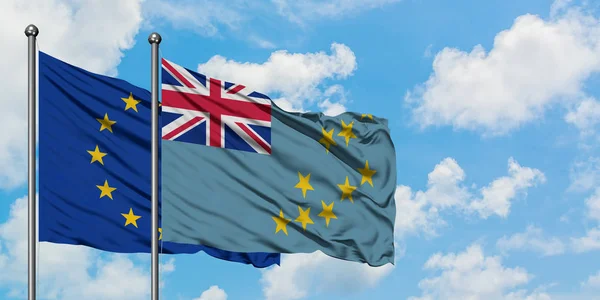 Bandera de la Unión Europea y Tuvalu ondeando en el viento contra el cielo azul nublado blanco juntos. Concepto diplomático, relaciones internacionales . — Foto de Stock