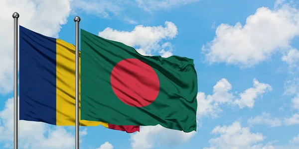 Bandera de Chad y Bangladesh ondeando en el viento contra el cielo azul nublado blanco juntos. Concepto diplomático, relaciones internacionales . — Foto de Stock