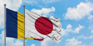 Çad ve Japonya bayrağı birlikte beyaz bulutlu mavi gökyüzüne karşı rüzgarda sallayarak. Diplomasi kavramı, uluslararası ilişkiler.