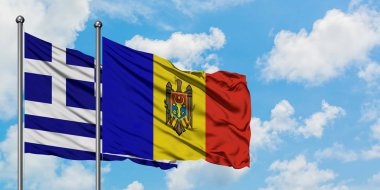 Yunanistan ve Moldova bayrağı birlikte beyaz bulutlu mavi gökyüzüne karşı rüzgarsal sallayarak. Diplomasi kavramı, uluslararası ilişkiler.