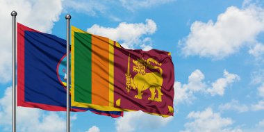 Guam ve Sri Lanka bayrağı birlikte beyaz bulutlu mavi gökyüzüne karşı rüzgarda sallayarak. Diplomasi kavramı, uluslararası ilişkiler.