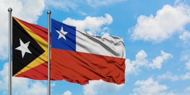 Doğu Timor ve Şili bayrağı birlikte beyaz bulutlu mavi gökyüzüne karşı rüzgarda sallayarak. Diplomasi kavramı, uluslararası ilişkiler.