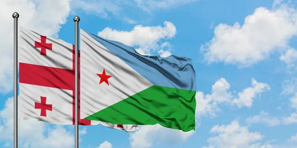 Gürcistan ve Cibuti bayrağı birlikte beyaz bulutlu mavi gökyüzüne karşı rüzgarda sallayarak. Diplomasi kavramı, uluslararası ilişkiler. — Stok fotoğraf