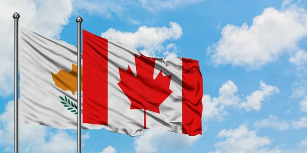Bandera de Chipre y Canadá ondeando en el viento contra el cielo azul nublado blanco juntos. Concepto diplomático, relaciones internacionales . — Foto de Stock