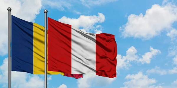 Csád és Peru zászló integetett a szél ellen fehér felhős kék ég együtt. Diplomáciai koncepció, nemzetközi kapcsolatok. — Stock Fotó