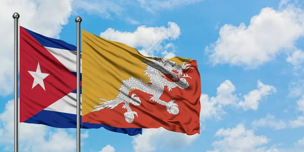 Куба і Бутан прапор розмахуючи в вітру проти білого хмарного синього неба разом. Концепція дипломатії, міжнародні відносини. — стокове фото
