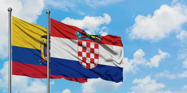 Bandera de Ecuador y Croacia ondeando en el viento contra el cielo azul nublado blanco juntos. Concepto diplomático, relaciones internacionales . — Foto de Stock