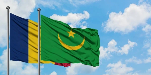 Bandera de Chad y Mauritania ondeando en el viento contra el cielo azul nublado blanco juntos. Concepto diplomático, relaciones internacionales . — Foto de Stock