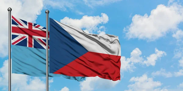 Фіджі і Чеської Республіки прапор розмахуючи в вітру проти білого хмарного синього неба разом. Концепція дипломатії, міжнародні відносини. — стокове фото