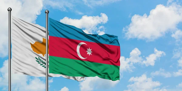 Bandera de Chipre y Azerbaiyán ondeando en el viento contra el cielo azul nublado blanco juntos. Concepto diplomático, relaciones internacionales . — Foto de Stock