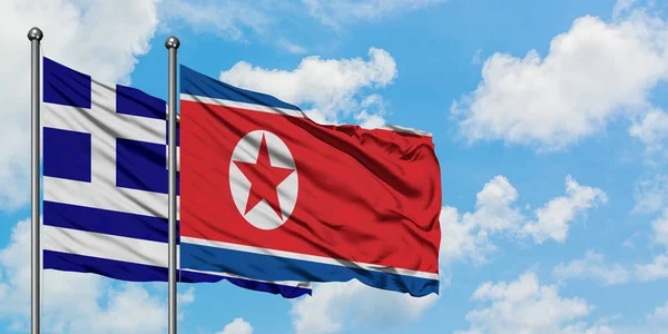 希腊和朝鲜国旗在风中飘扬，白云蓝天相拥。外交概念、国际关系. — 图库照片
