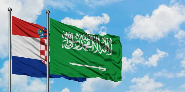 Bandera de Croacia y Arabia Saudita ondeando en el viento contra el cielo azul nublado blanco juntos. Concepto diplomático, relaciones internacionales . — Foto de Stock