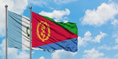 Guatemala ve Eritre bayrağı birlikte beyaz bulutlu mavi gökyüzüne karşı rüzgarda sallayarak. Diplomasi kavramı, uluslararası ilişkiler.