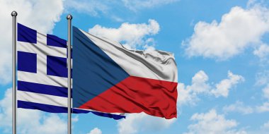 Yunanistan ve Çek Cumhuriyeti bayrağı birlikte beyaz bulutlu mavi gökyüzüne karşı rüzgarsal sallayarak. Diplomasi kavramı, uluslararası ilişkiler.