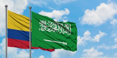 Kolombiya ve Suudi Arabistan bayrağı birlikte beyaz bulutlu mavi gökyüzüne karşı rüzgarsal sallayarak. Diplomasi kavramı, uluslararası ilişkiler.