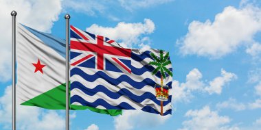 Cibuti ve İngiliz Hint Okyanusu Toprakları bayrağı birlikte beyaz bulutlu mavi gökyüzüne karşı rüzgarda sallayarak. Diplomasi kavramı, uluslararası ilişkiler.