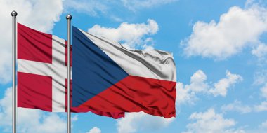 Danimarka ve Çek Cumhuriyeti bayrağı birlikte beyaz bulutlu mavi gökyüzüne karşı rüzgarda sallayarak. Diplomasi kavramı, uluslararası ilişkiler.