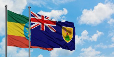 Etiyopya ve Turks ve Caicos Adaları bayrağı birlikte beyaz bulutlu mavi gökyüzüne karşı rüzgarsal sallayarak. Diplomasi kavramı, uluslararası ilişkiler.