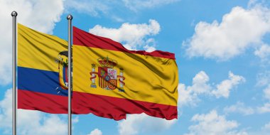 Ekvador ve İspanya bayrağı birlikte beyaz bulutlu mavi gökyüzüne karşı rüzgarsal sallayarak. Diplomasi kavramı, uluslararası ilişkiler.