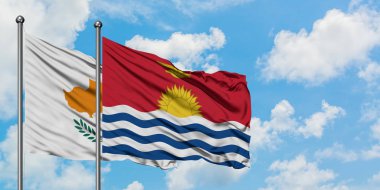 Kıbrıs ve Kiribati bayrağı birlikte beyaz bulutlu mavi gökyüzüne karşı rüzgarda sallayarak. Diplomasi kavramı, uluslararası ilişkiler.