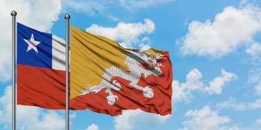 Şili ve Butan bayrağı birlikte beyaz bulutlu mavi gökyüzüne karşı rüzgarda sallayarak. Diplomasi kavramı, uluslararası ilişkiler.