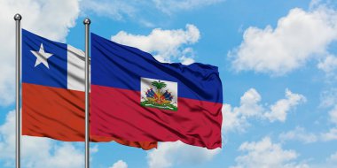 Şili ve Haiti bayrağı birlikte beyaz bulutlu mavi gökyüzüne karşı rüzgarda sallayarak. Diplomasi kavramı, uluslararası ilişkiler.
