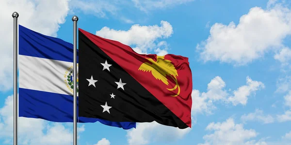 Сальвадор і Папуа-Нова Гвінея прапор розмахуючи в вітер проти білого хмарного синього неба разом. Концепція дипломатії, міжнародні відносини. — стокове фото