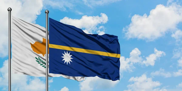 Zypern- und Nauru-Flagge wehen gemeinsam im Wind gegen den wolkenverhangenen blauen Himmel. Diplomatie-Konzept, internationale Beziehungen. — Stockfoto