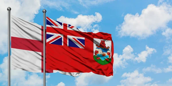 Engeland en Bermuda vlag zwaaien in de wind tegen witte bewolkte blauwe hemel samen. Diplomatie concept, internationale betrekkingen. — Stockfoto