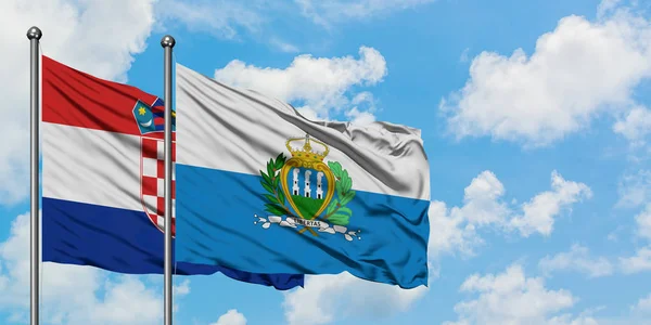Kroatien und San Marino schwenken gemeinsam die Flagge im Wind vor dem wolkenverhangenen blauen Himmel. Diplomatie-Konzept, internationale Beziehungen. — Stockfoto