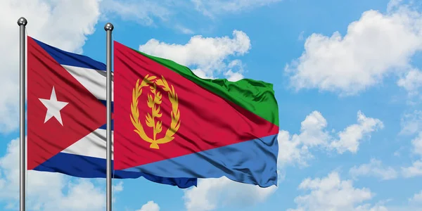 Bandera de Cuba y Eritrea ondeando en el viento contra el cielo azul nublado blanco juntos. Concepto diplomático, relaciones internacionales . — Foto de Stock