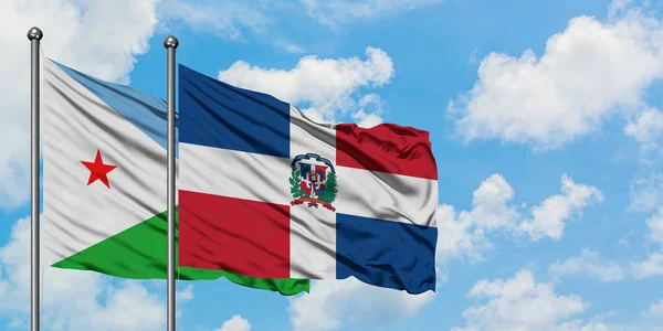 Bandera de Djibouti y República Dominicana ondeando en el viento contra el cielo azul nublado blanco juntos. Concepto diplomático, relaciones internacionales . — Foto de Stock