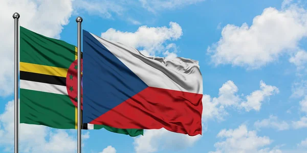 Dominika ve Çek Cumhuriyeti bayrağı birlikte beyaz bulutlu mavi gökyüzüne karşı rüzgarda sallayarak. Diplomasi kavramı, uluslararası ilişkiler. — Stok fotoğraf