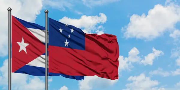 キューバとサモアの旗は、一緒に白い曇り青い空に対して風に手を振る。外交概念、国際関係. — ストック写真