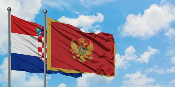 Kroatien und Montenegro schwenken gemeinsam die Flagge im Wind vor dem wolkenverhangenen blauen Himmel. Diplomatie-Konzept, internationale Beziehungen. — Stockfoto