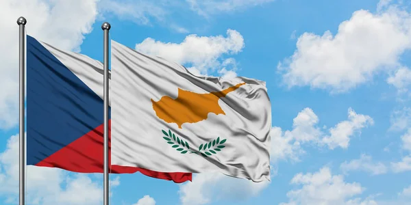 Bandera de la República Checa y Chipre ondeando en el viento contra el cielo azul nublado blanco juntos. Concepto diplomático, relaciones internacionales . — Foto de Stock