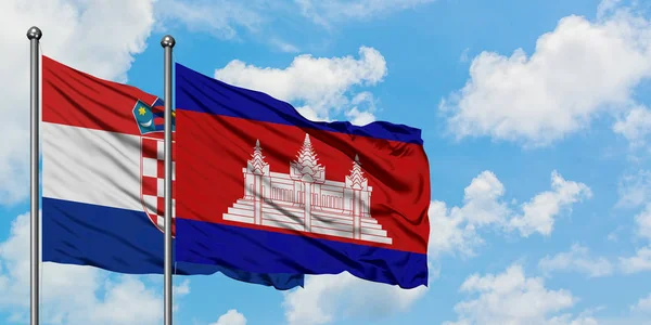 Chorvatsko a Kambodžská vlajka mávali ve větru proti bíle zatažené modré obloze. Diplomacie, mezinárodní vztahy. — Stock fotografie