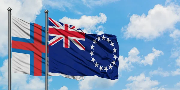 法罗群岛和库克群岛国旗在风中飘扬，与白云蓝天相得飞。外交概念、国际关系. — 图库照片