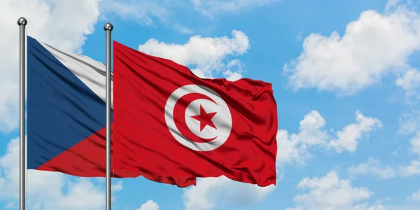 捷克和突尼斯国旗在风中飘扬，与白云蓝天相一起。外交概念、国际关系. — 图库照片