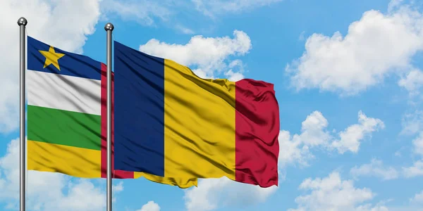 Bandera de la República Centroafricana y Chad ondeando en el viento contra el cielo azul nublado blanco juntos. Concepto diplomático, relaciones internacionales . — Foto de Stock