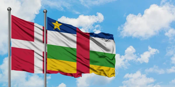 Bandera de Dinamarca y República Centroafricana ondeando en el viento contra el cielo azul nublado blanco juntos. Concepto diplomático, relaciones internacionales . — Foto de Stock
