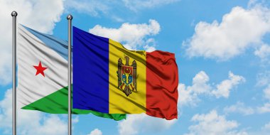 Cibuti ve Moldova bayrağı birlikte beyaz bulutlu mavi gökyüzüne karşı rüzgarda sallayarak. Diplomasi kavramı, uluslararası ilişkiler.