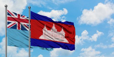 Fiji ve Kamboçya bayrağı birlikte beyaz bulutlu mavi gökyüzüne karşı rüzgarda sallayarak. Diplomasi kavramı, uluslararası ilişkiler.