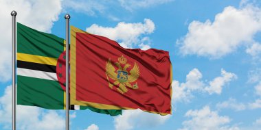 Dominika ve Karadağ bayrağı birlikte beyaz bulutlu mavi gökyüzüne karşı rüzgarda sallayarak. Diplomasi kavramı, uluslararası ilişkiler.