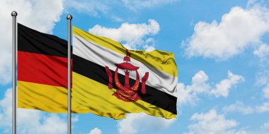 Almanya ve Brunei bayrağı birlikte beyaz bulutlu mavi gökyüzüne karşı rüzgarda sallayarak. Diplomasi kavramı, uluslararası ilişkiler.