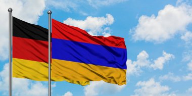 Almanya ve Ermenistan bayrağı havada havada sallanıyor. Diplomasi kavramı, uluslararası ilişkiler.